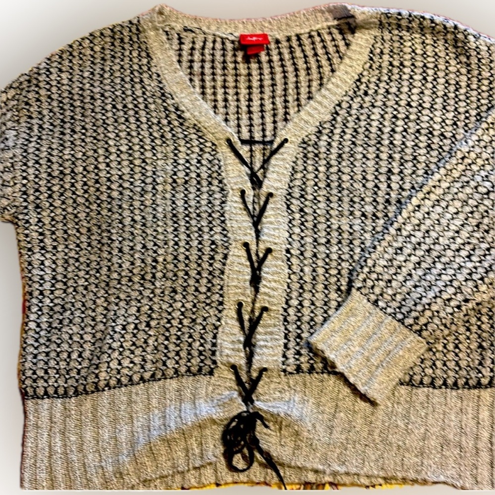 Daytrip lace up sweater L